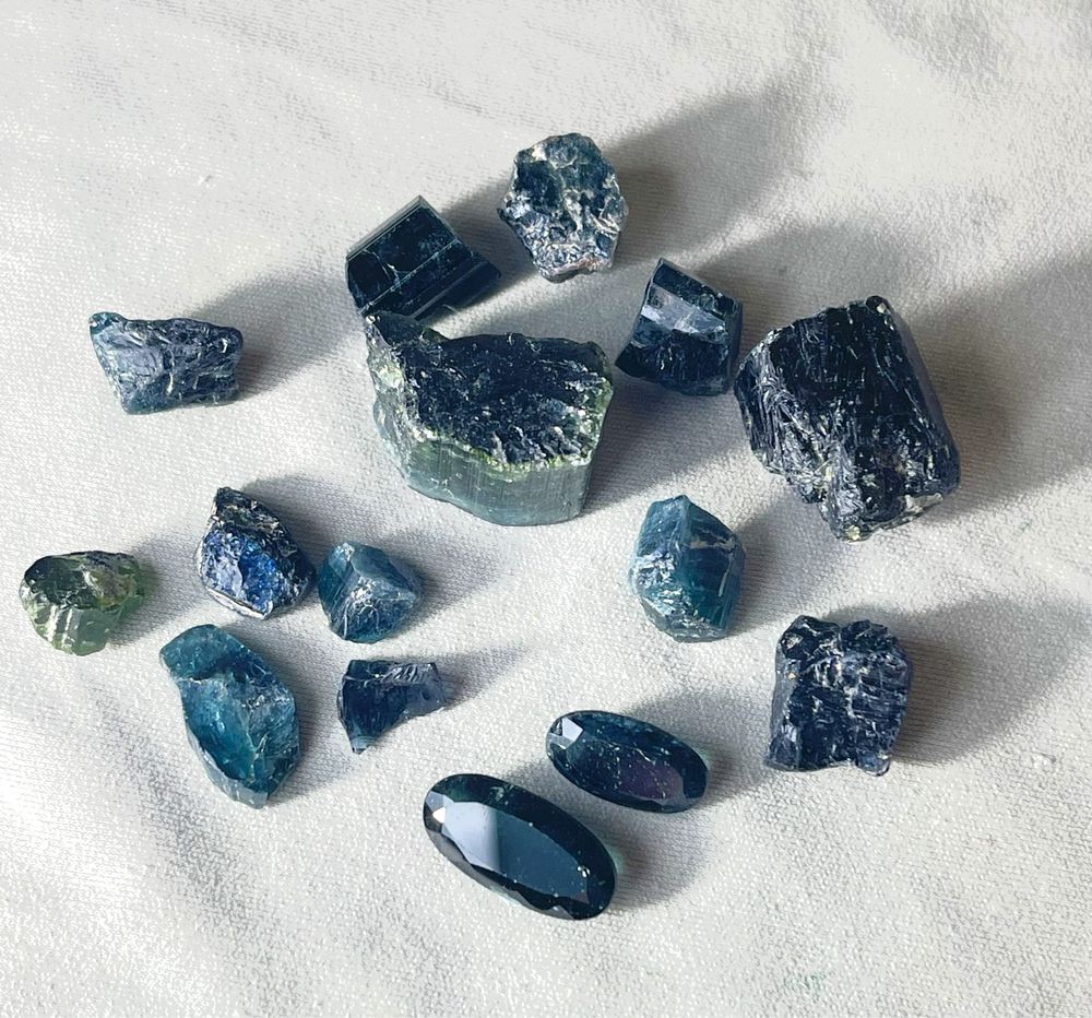 Turmalinas paraíba=102.5ct +Esmeraldas=40ct /+70,5ct outras