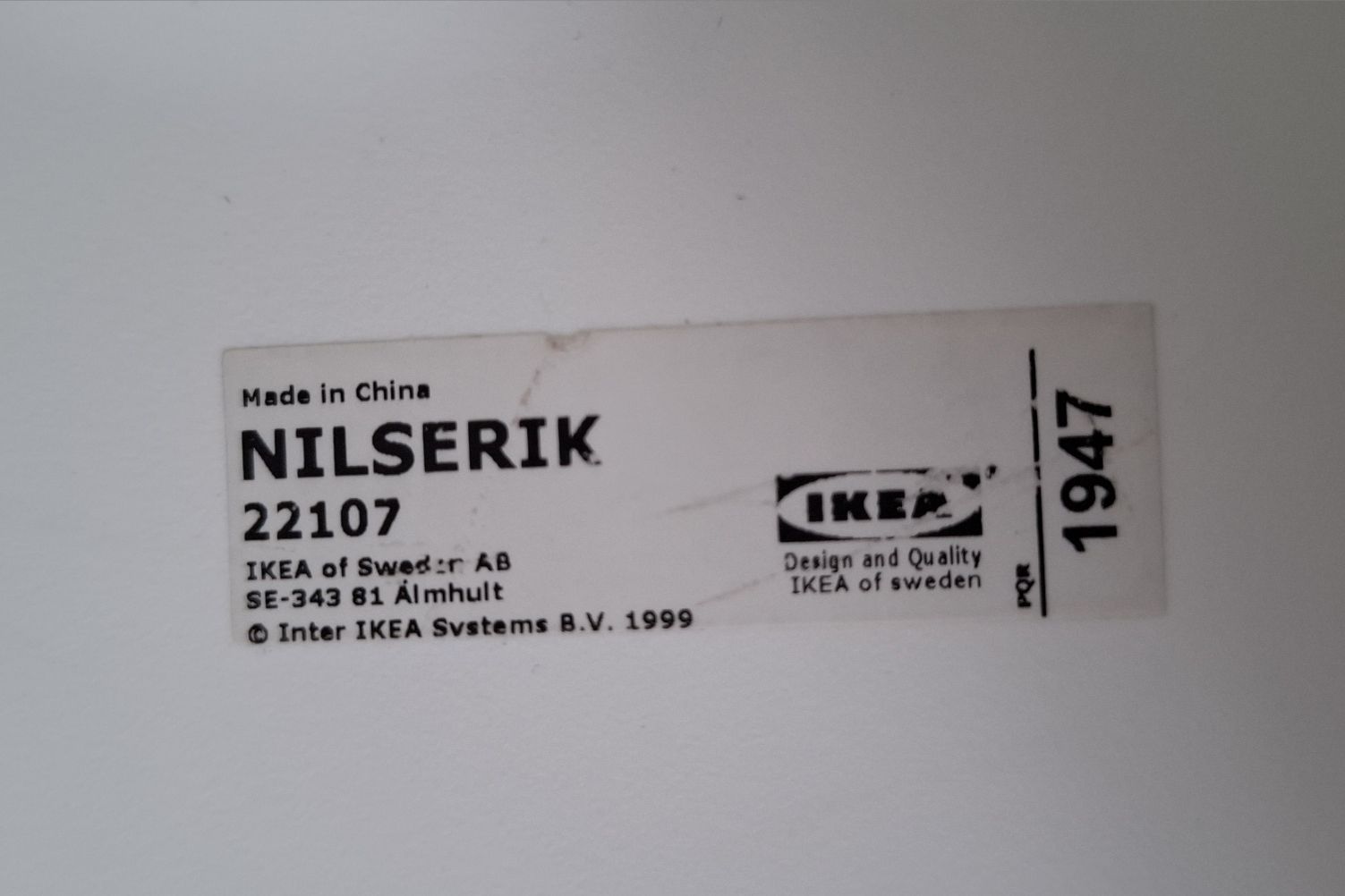 IKEA Nilserik stołek do biurka biały z szarym pokryciem.