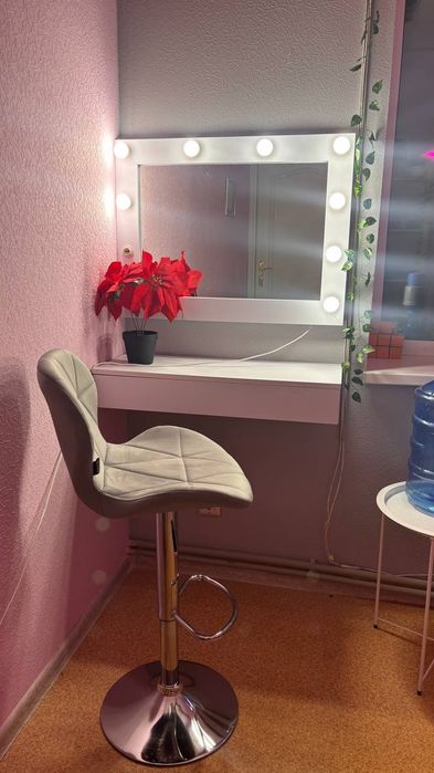 Здам частину кабінету, робоче місце для бровиста