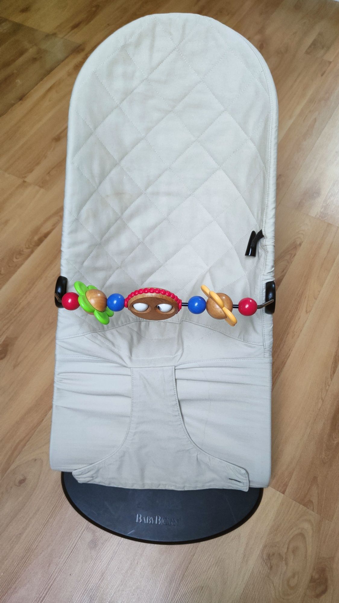 Leżaczek babybjorn z zabawkami