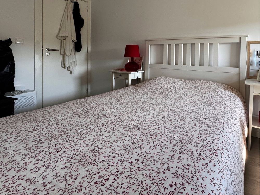 Cama em madeira lacada