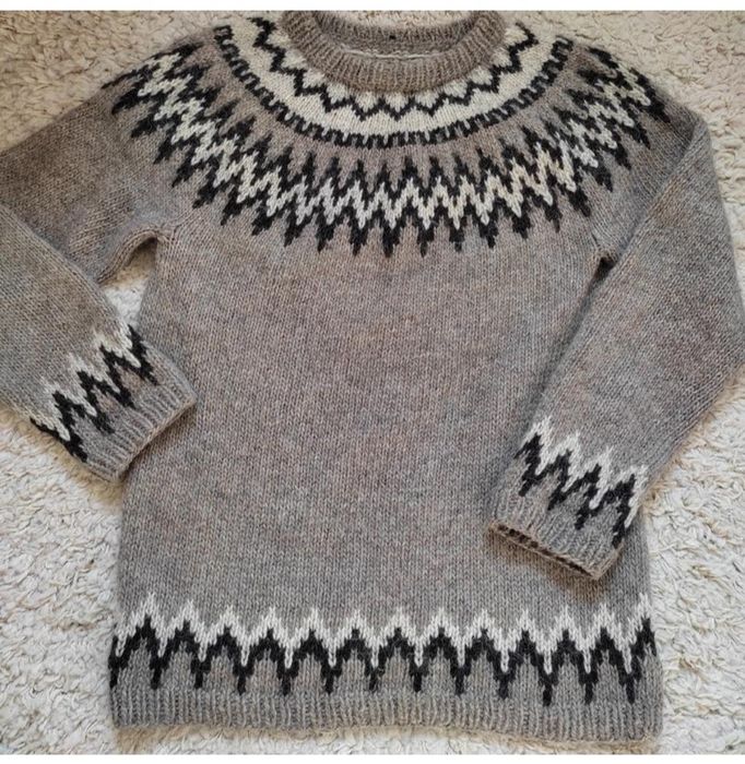 Теплий чоловічий светр.