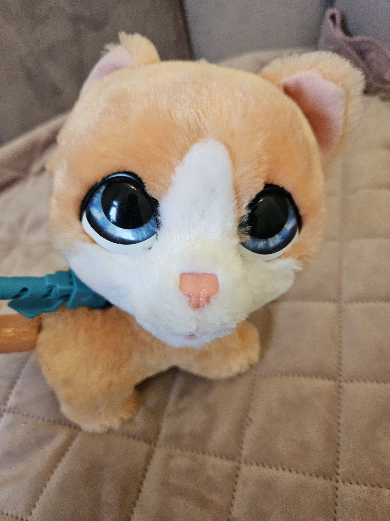 Kot interaktywny Hasbro Furreal Walkalots kotek na smyczy 

H