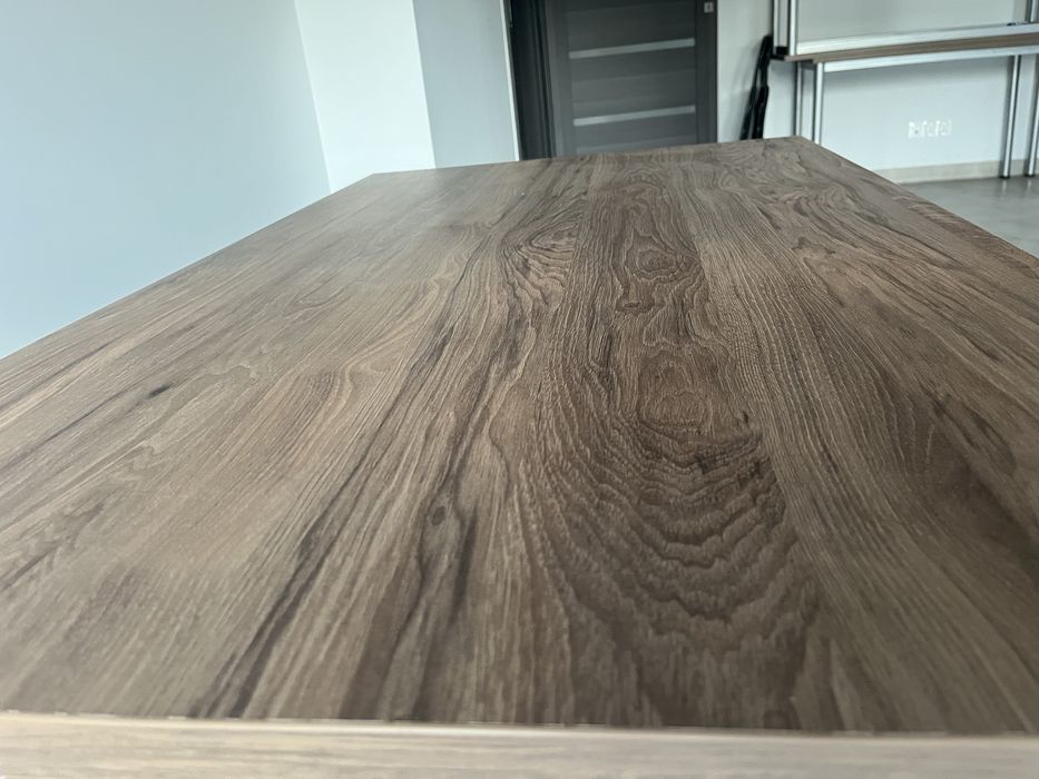 Biurko z drewnianym blatem – solidne i praktyczne