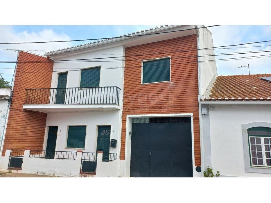 Moaradia T5 em Golegã, com logradouro e 10 boxes para cavalos.