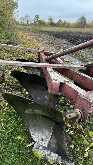 Плуг трьохкорпусний