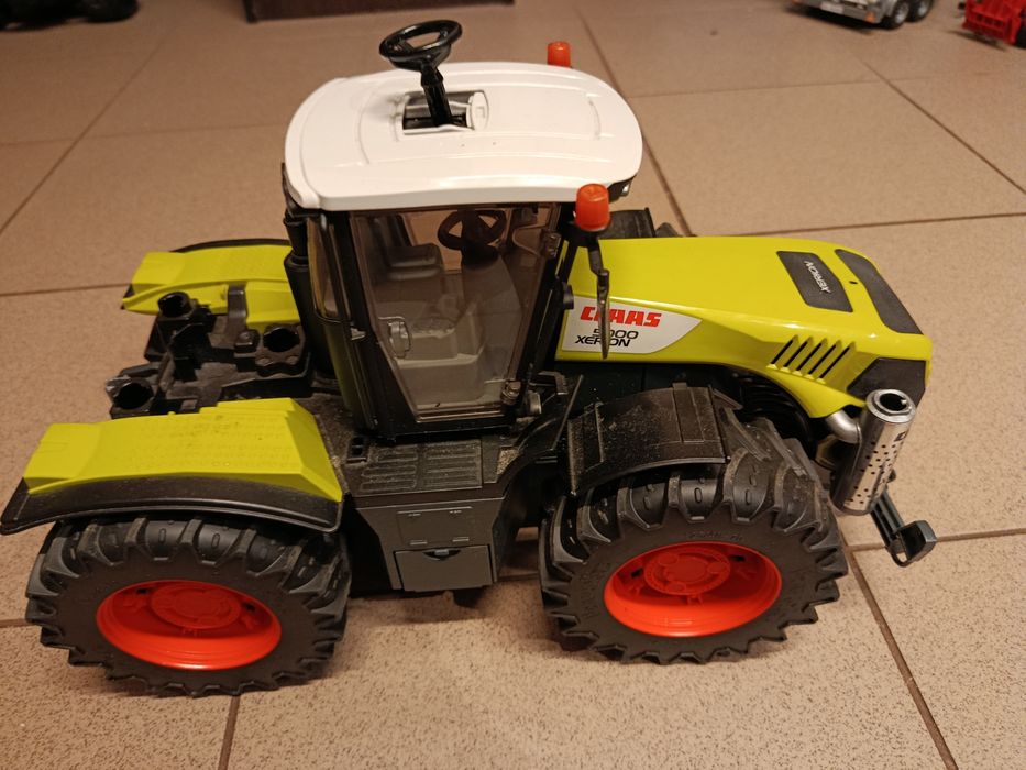 Zabawka traktor firmy bruder