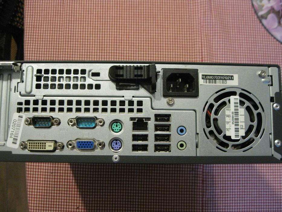 Komputer    FUJITSU   kompaktowa obudowa