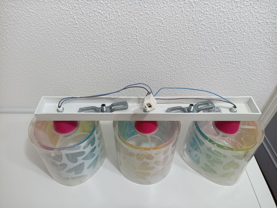 Candeeiro tecto e mesa cabeceira para quarto criança