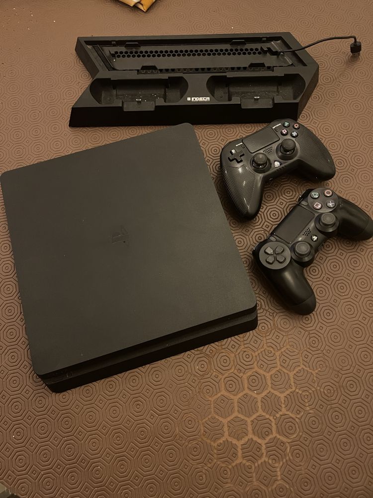 PS4 Slim 1 TB + 2 comandos