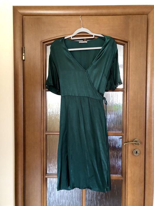 Kopertowa satynowa sukienka w kolorze butelkowej zieleni 100% wiskoza