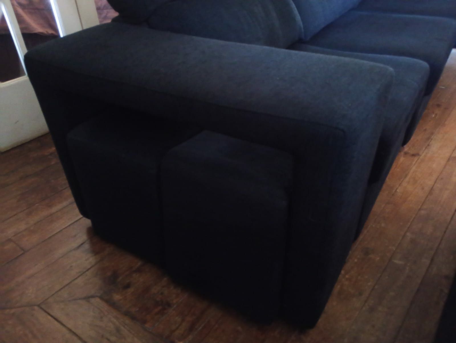 Sofá preto 3 lugares com chaise long e 2 puffs