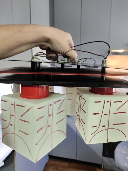 Люстра на чотири лампи.