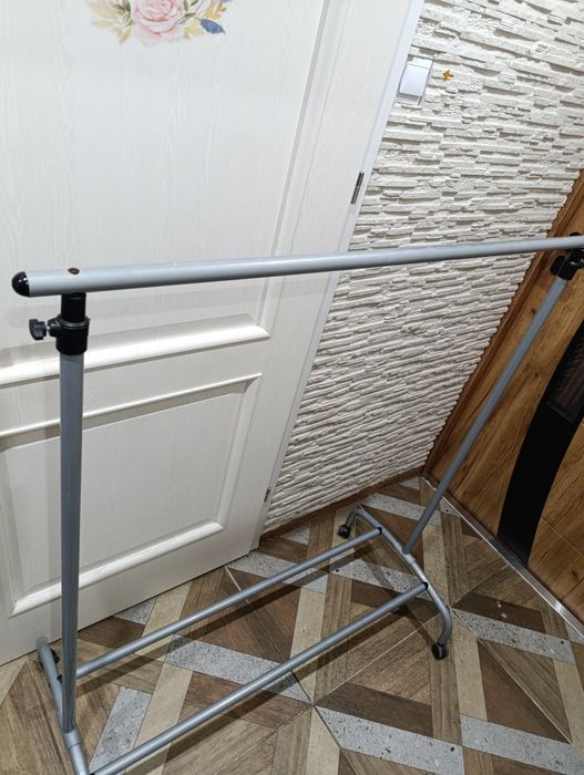 Stojak na ubrania metalowy