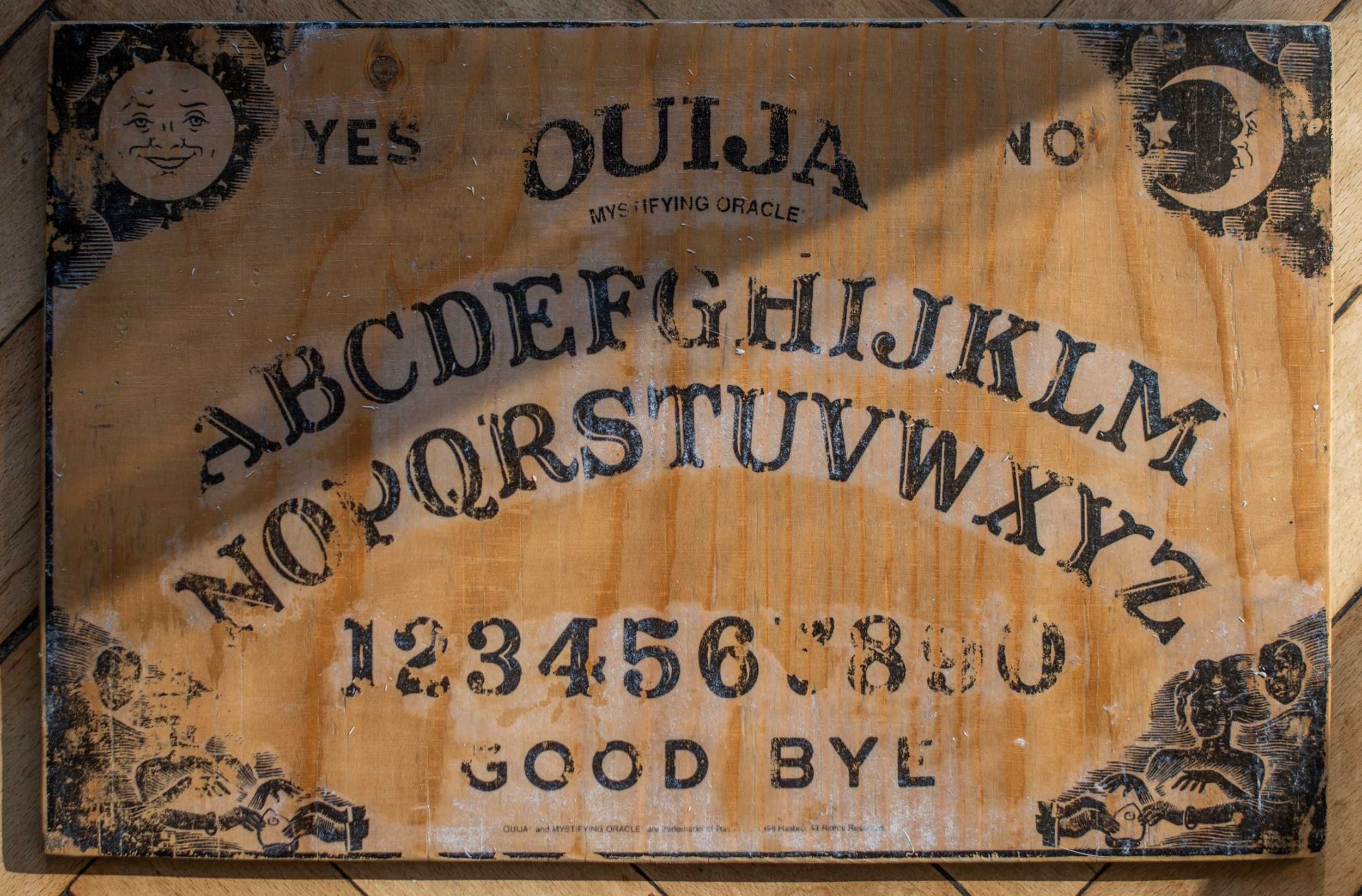 Ouija prezent spirytyzm wywoływanie duchów halloween gra planszowa