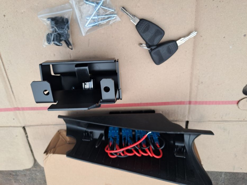 Jeep Wrangler JK zamek maski, włączniki na słupek