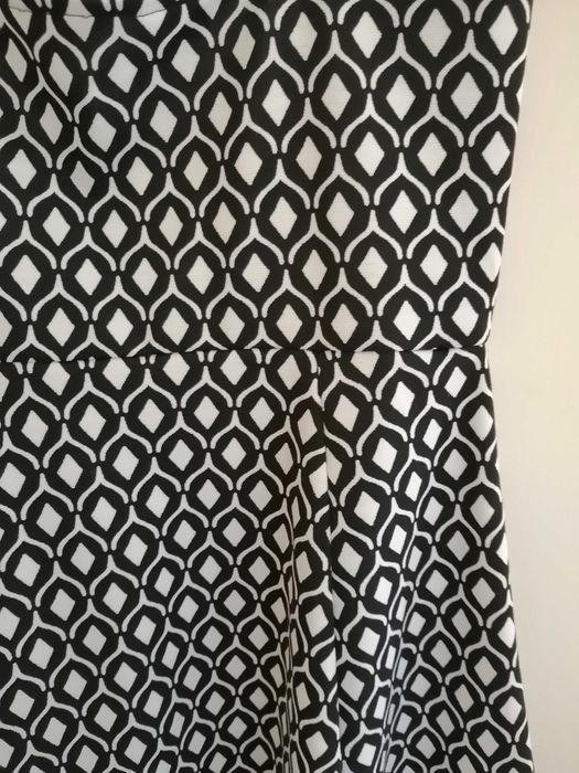 Vestido com padrão em preto e branco