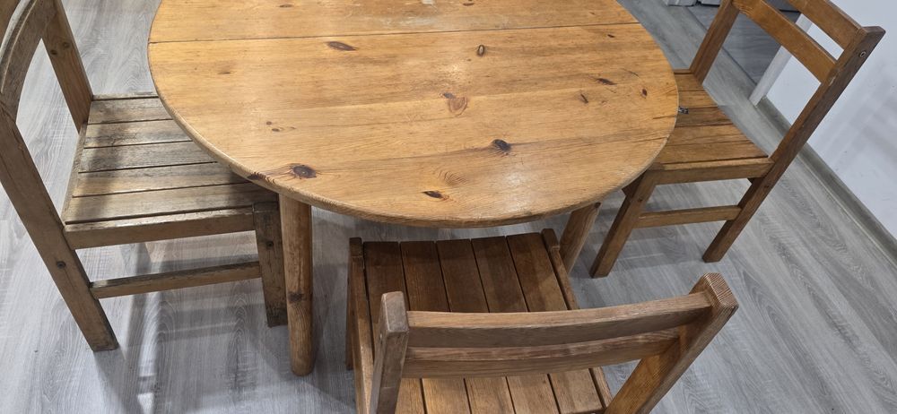 Zestaw stoł rozkładany z krzesłami