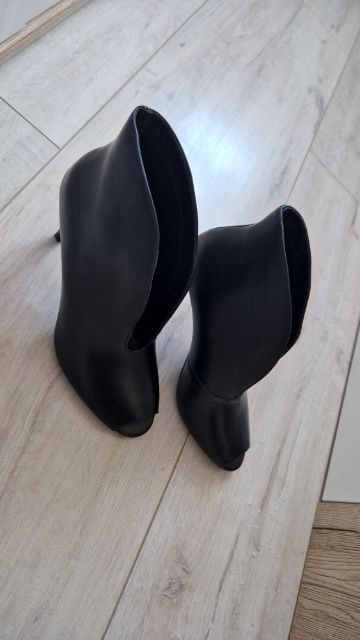 Buty na obcasie z wcięciem