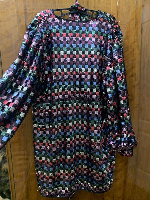 Святкова, блискуча сукня в паєтках