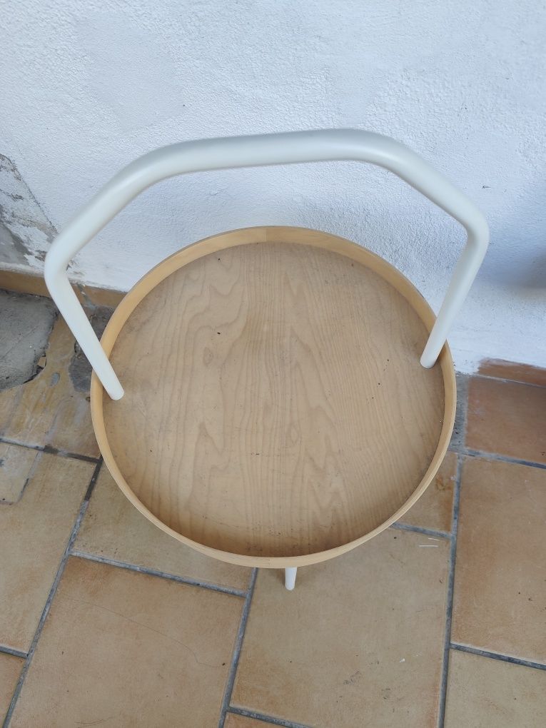 Mesa de centro  com base em madeira.