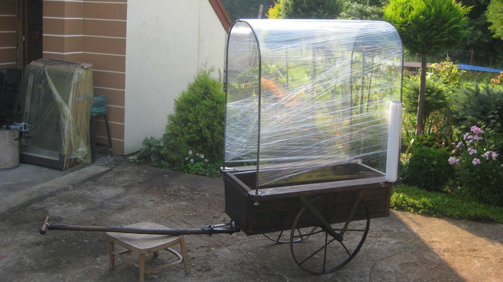 bardzo stary wózek kwiatowo/ogrodowy.