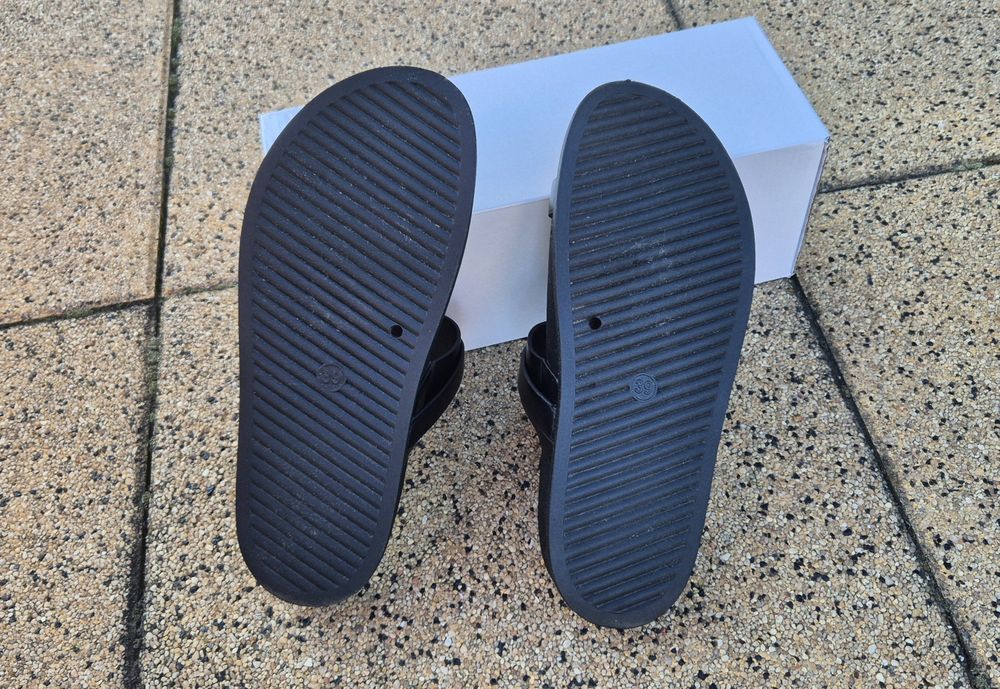 Czarne klapki Vices z dwoma paskami i klamrami Nilissea rozm 39, nowe