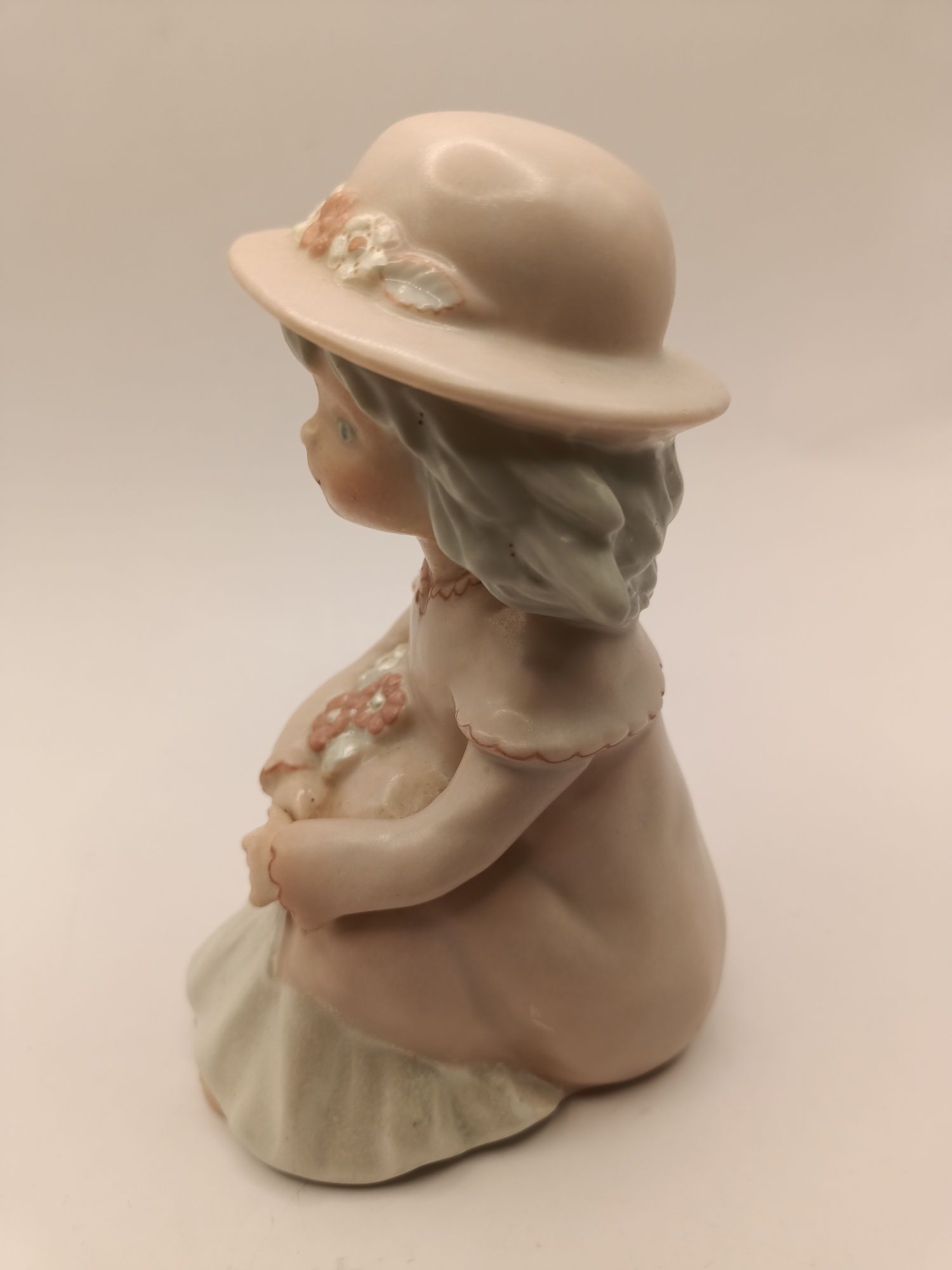 Figurka ceramiczna bosa dziewczynka brzoskwiniowa