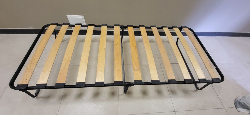 Раскладушка с матрасом.