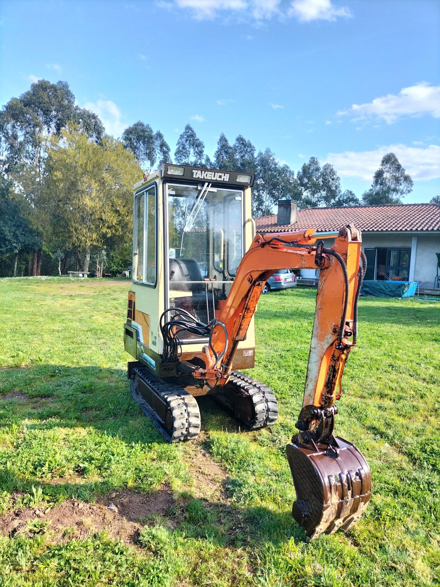 Mini giratória Takeuchi tb15