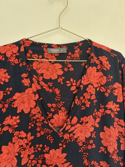 Granatowa sukienka midi w czerwone kwiaty Nutmeg 50 5xl plus size