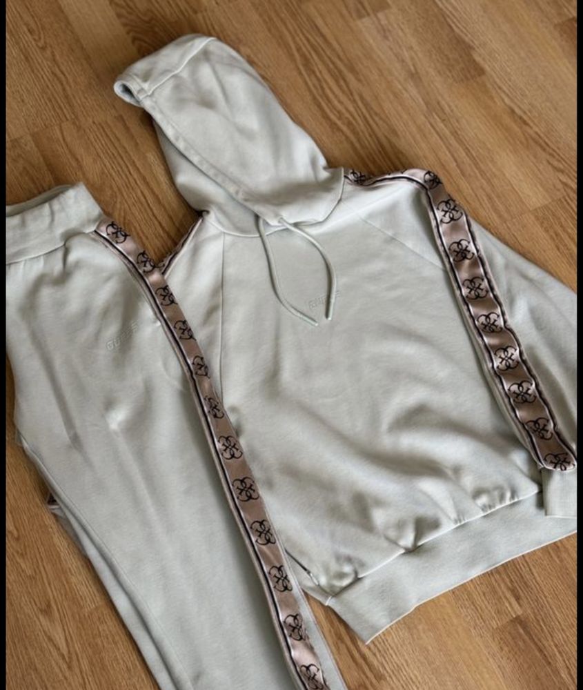 Жіночий брендовий костюм Guess