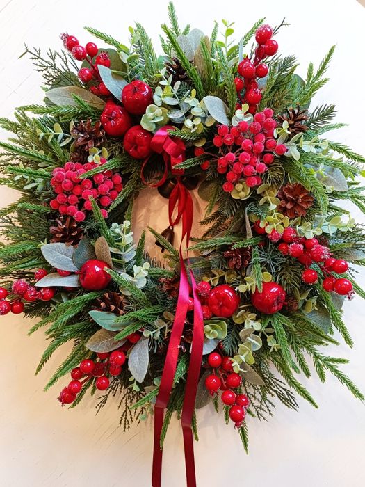 Zimowy wianek na drzwi, głóg, oszroniona jarzębina, dzwonki, jabłka