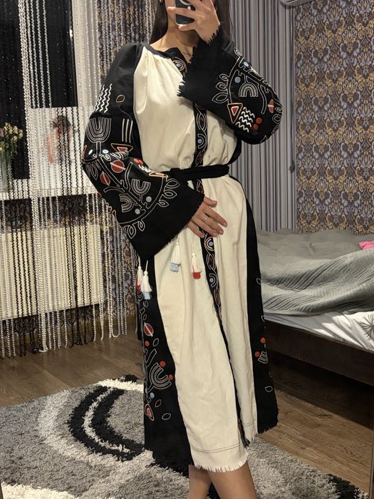 Вишита сукня жіноча