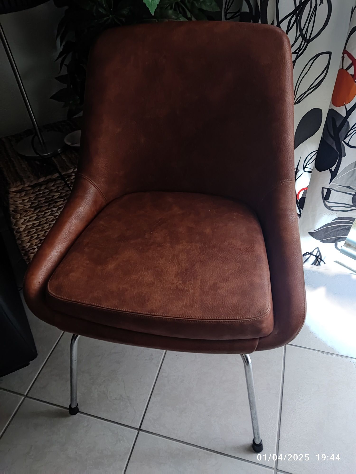 2 cadeirões de pele castanha