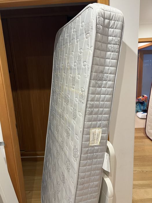 Cama ikea dupla com 1 colchao / bed with 1 mattress