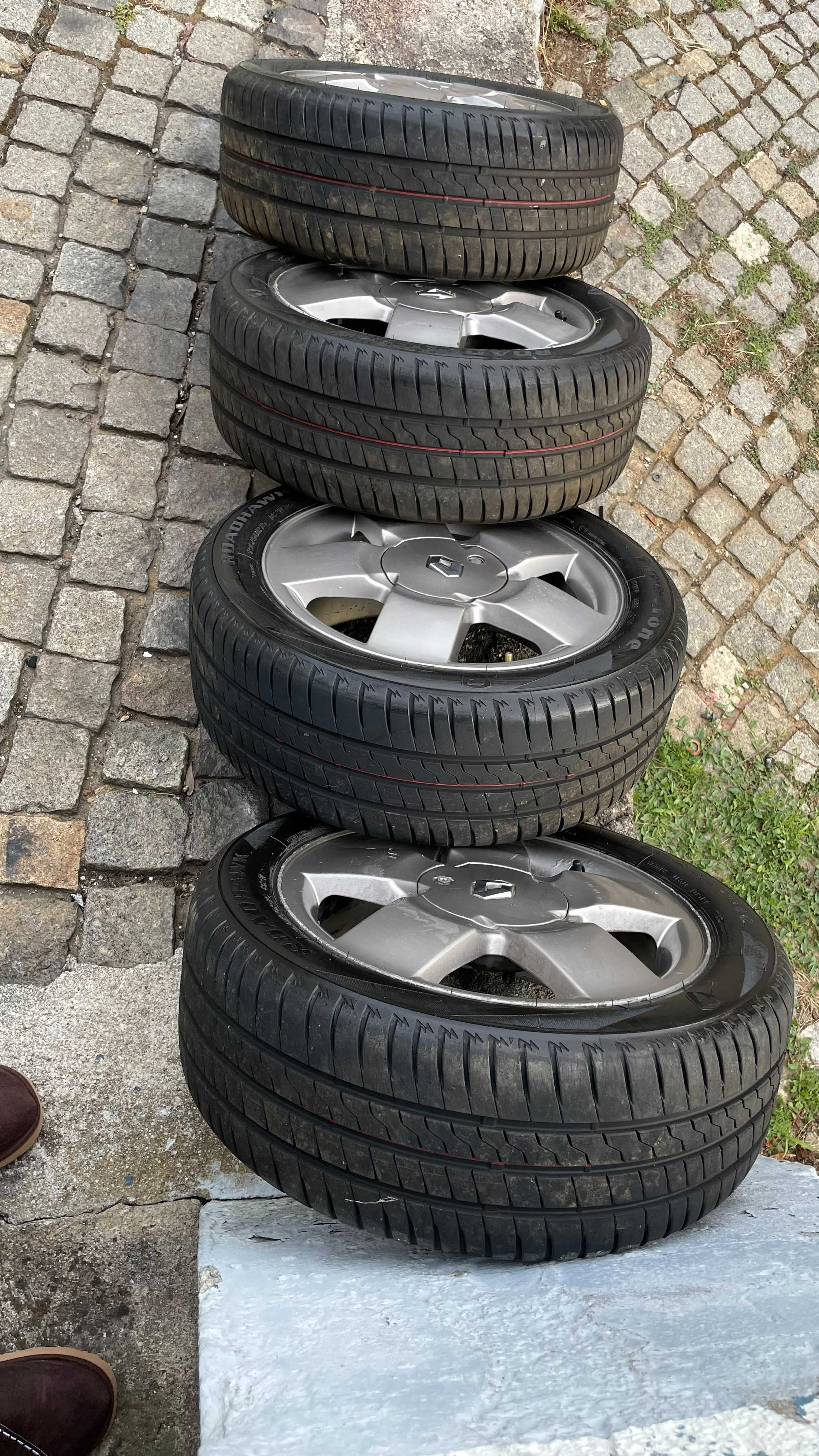 Jantes Renault 15 Polegadas com pneus 195/50R15 Firestone.