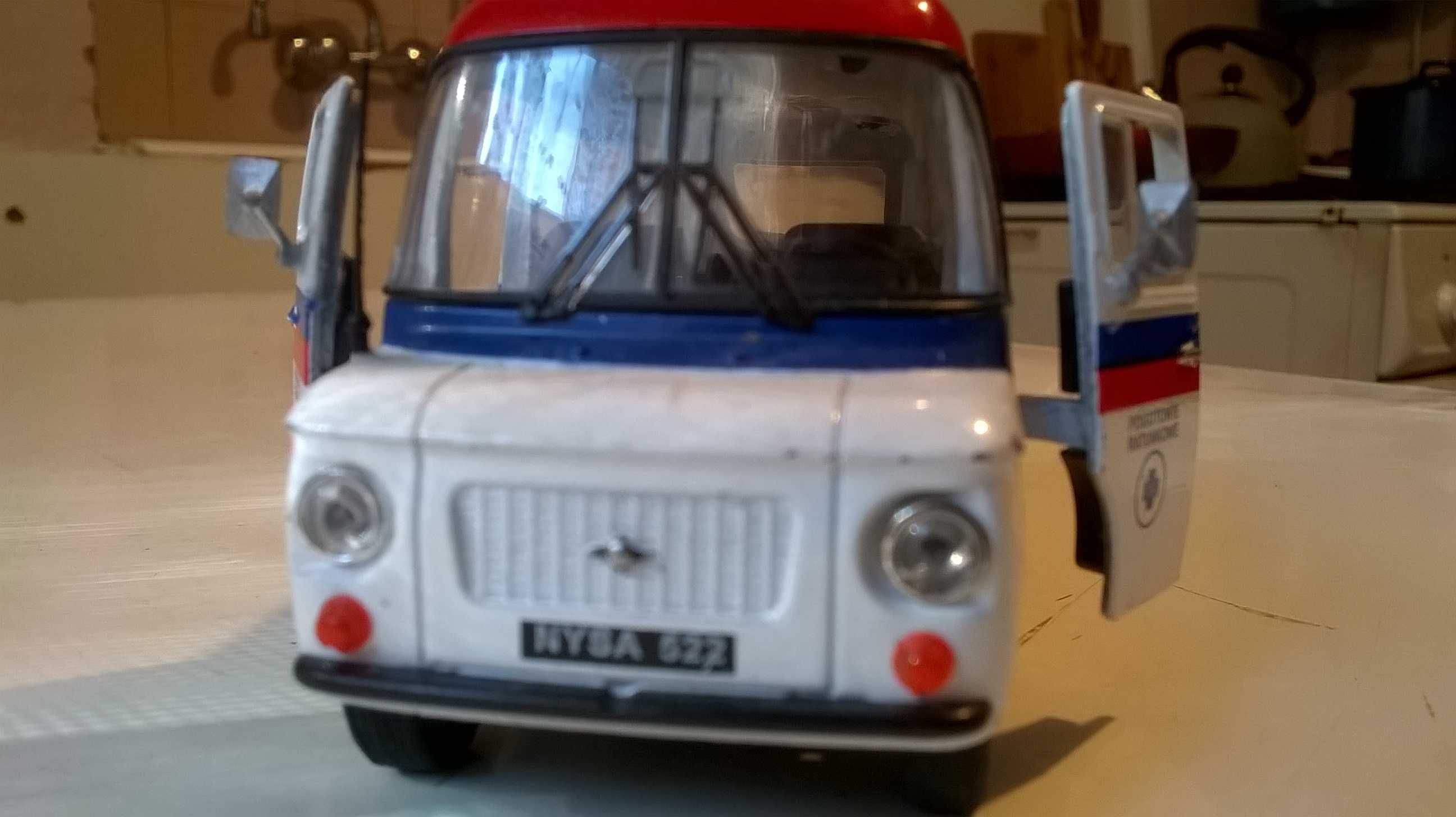 NYSA N-522 model z lusterkami bocznymi i anteną radiową; skala 1:43