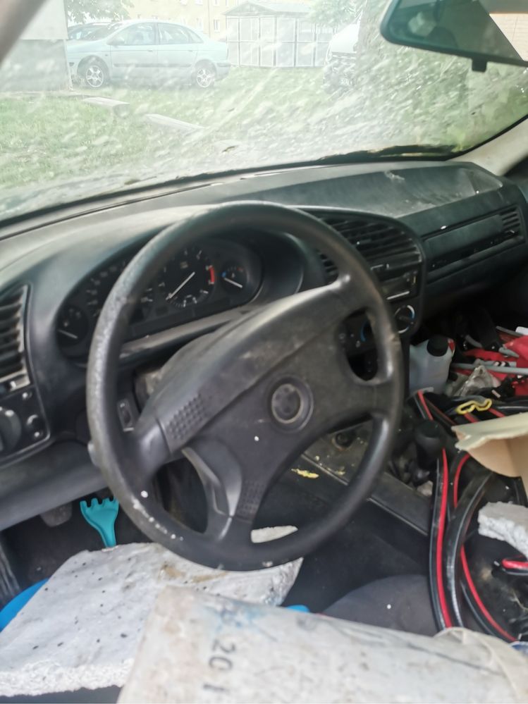 Sprzedam bmw e36 lekko uszkodzone