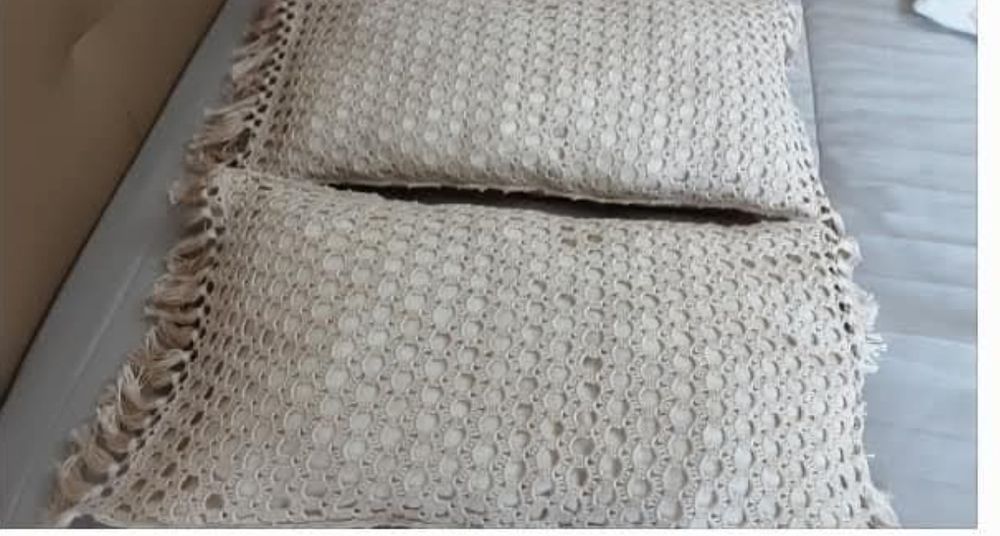 2 almofadas  feitas em croché  forradas