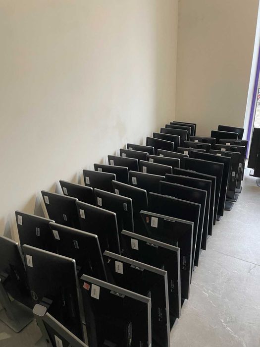 Надійний монітор Dell P2213t для роботи та навчання є 10 шт