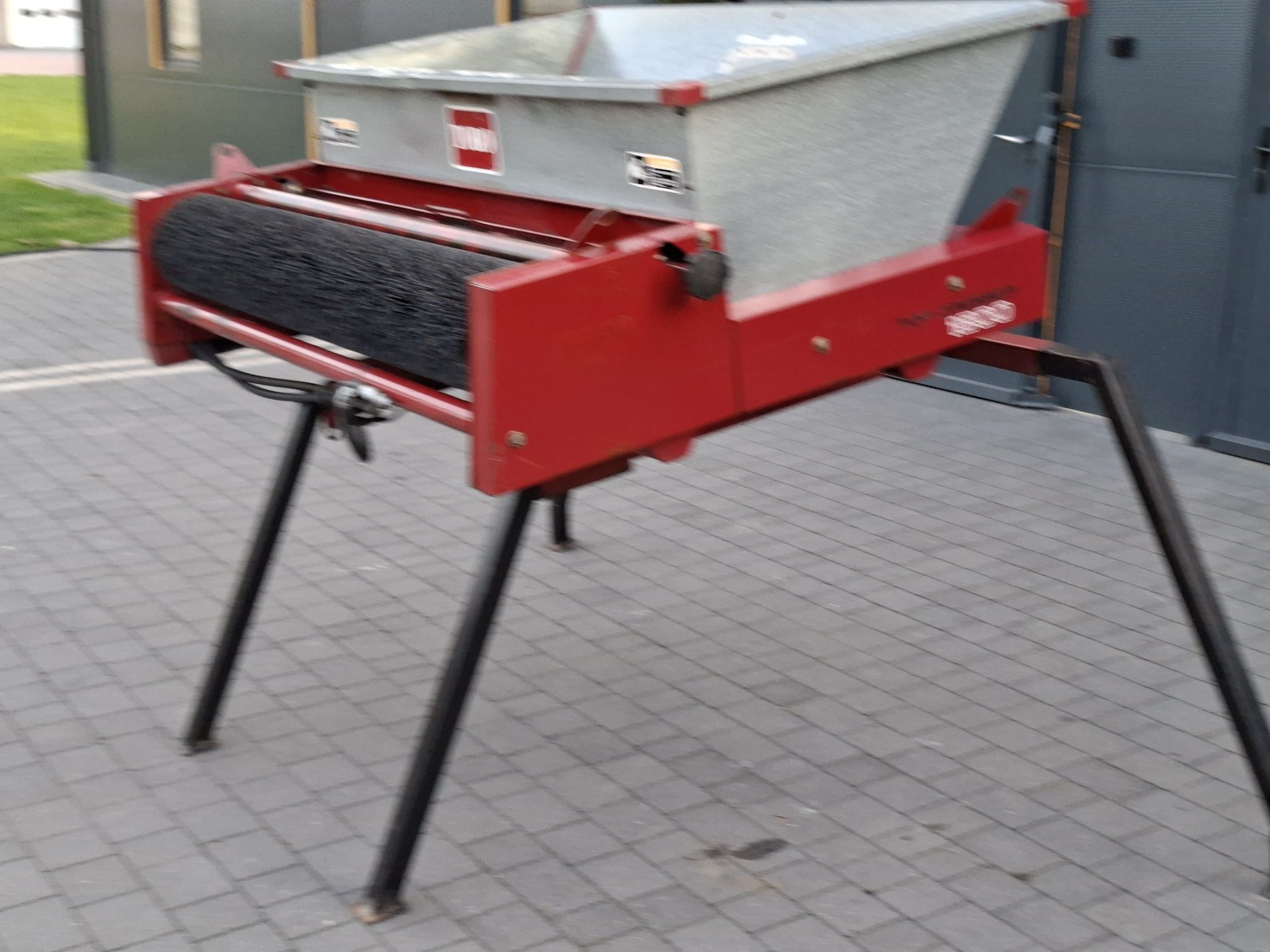 Piaskarka posypywarka piasku torfu aerator TORO na boiska pole golfowe