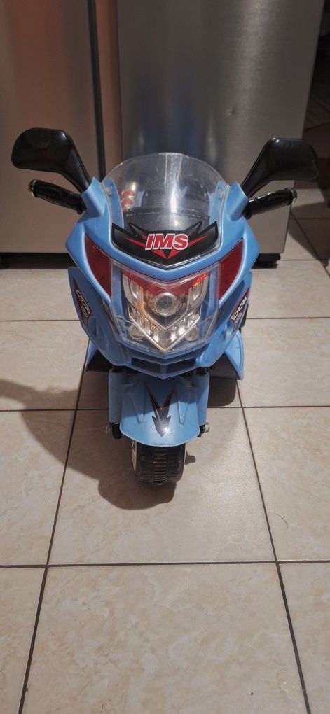 Motorek na akumulator, świeci, jeździ, gra