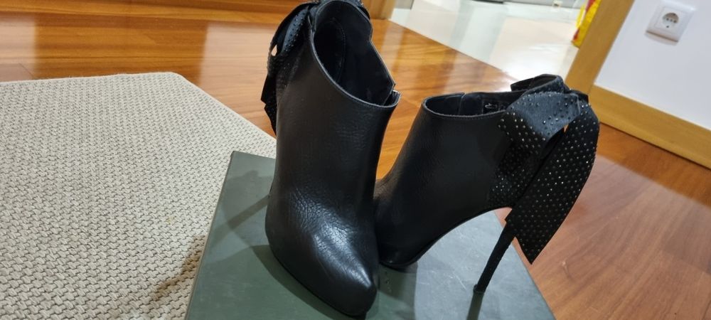 Botins em pele com Laços