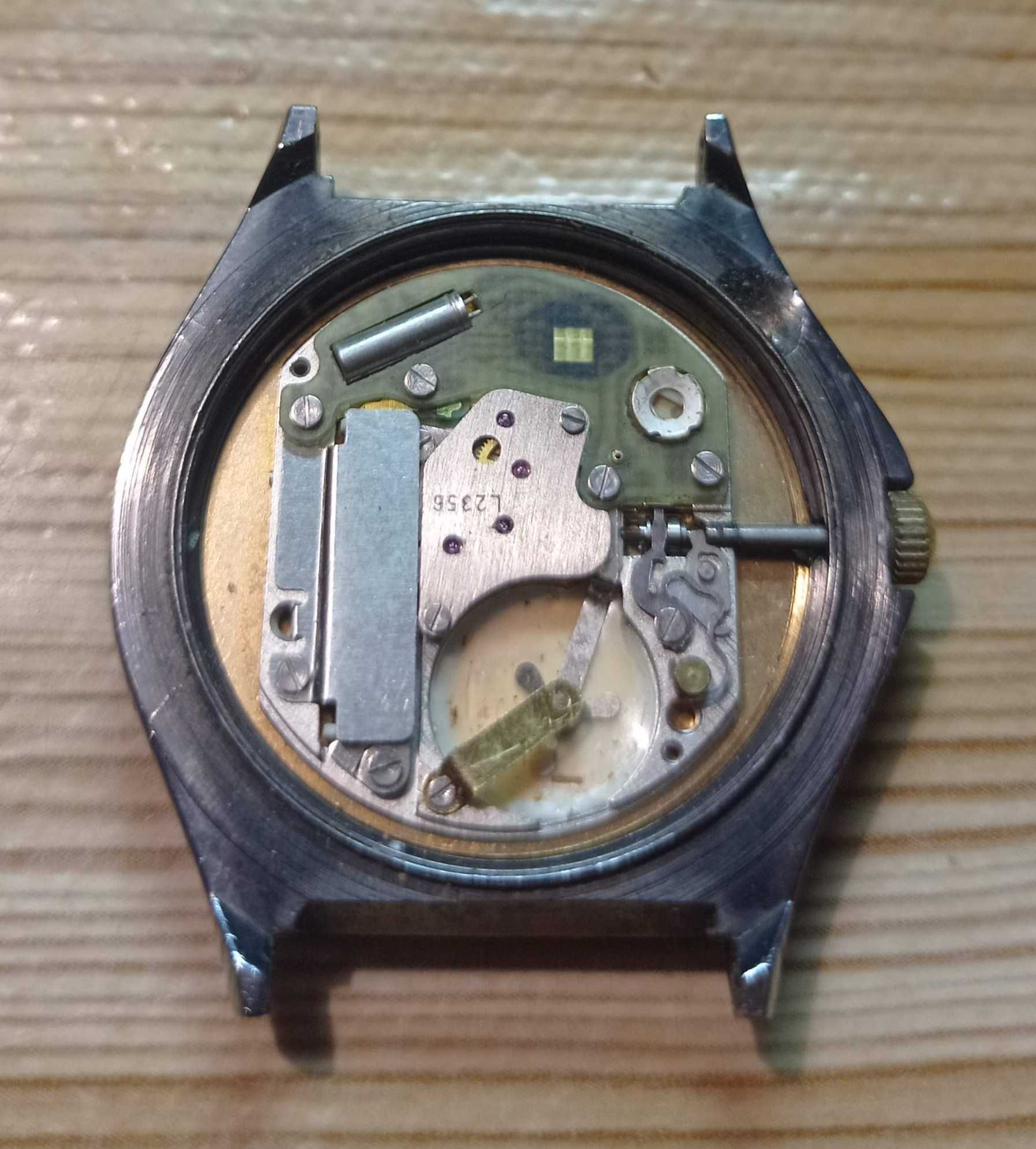 Кварцевые часы "Луч" с красным циферблатом