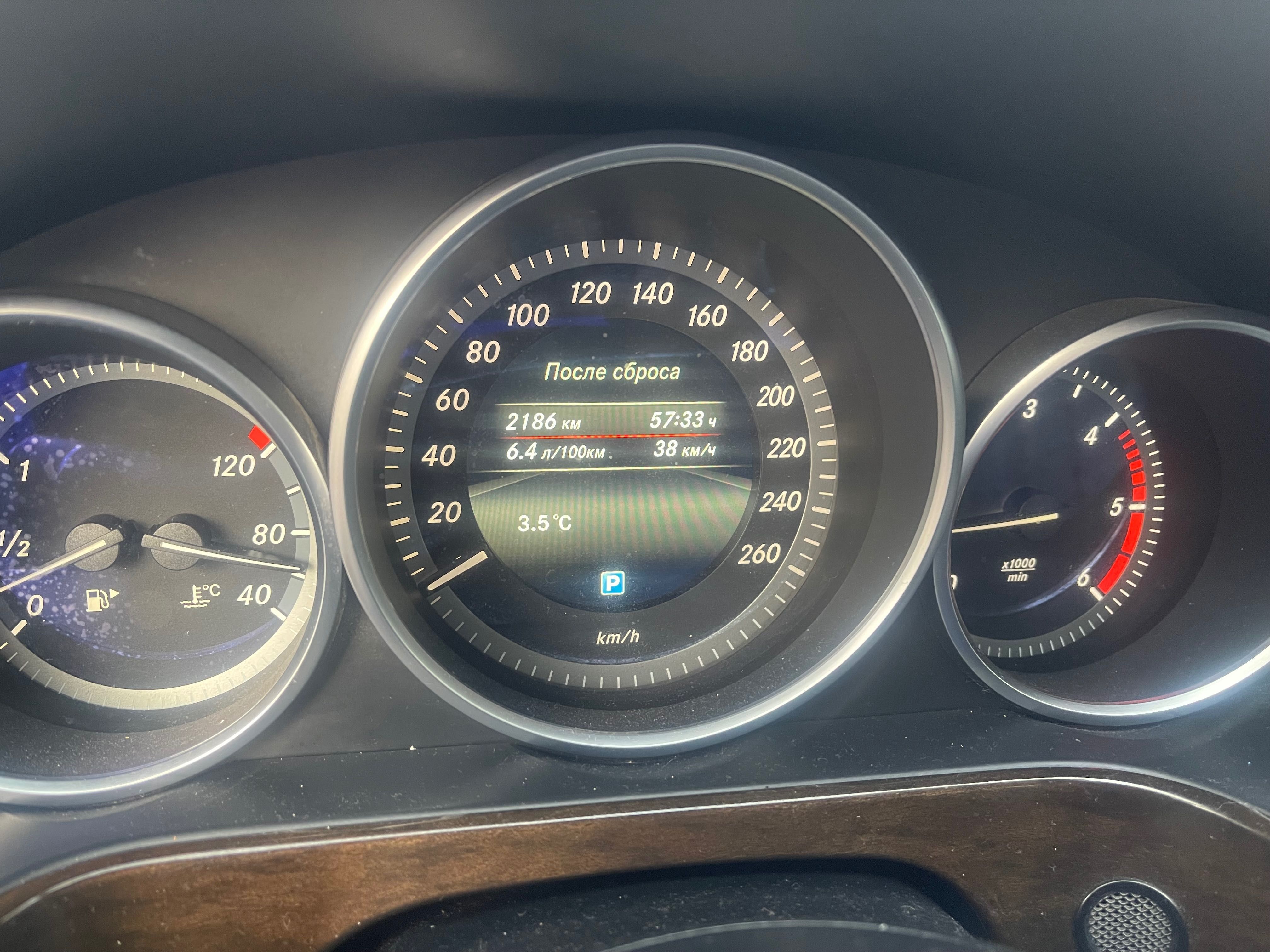Легковий автомобіль Mercedes E200