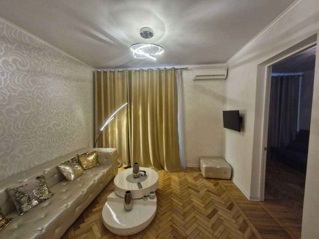 Центре Продам трехкомнатную сталинку на Пастера