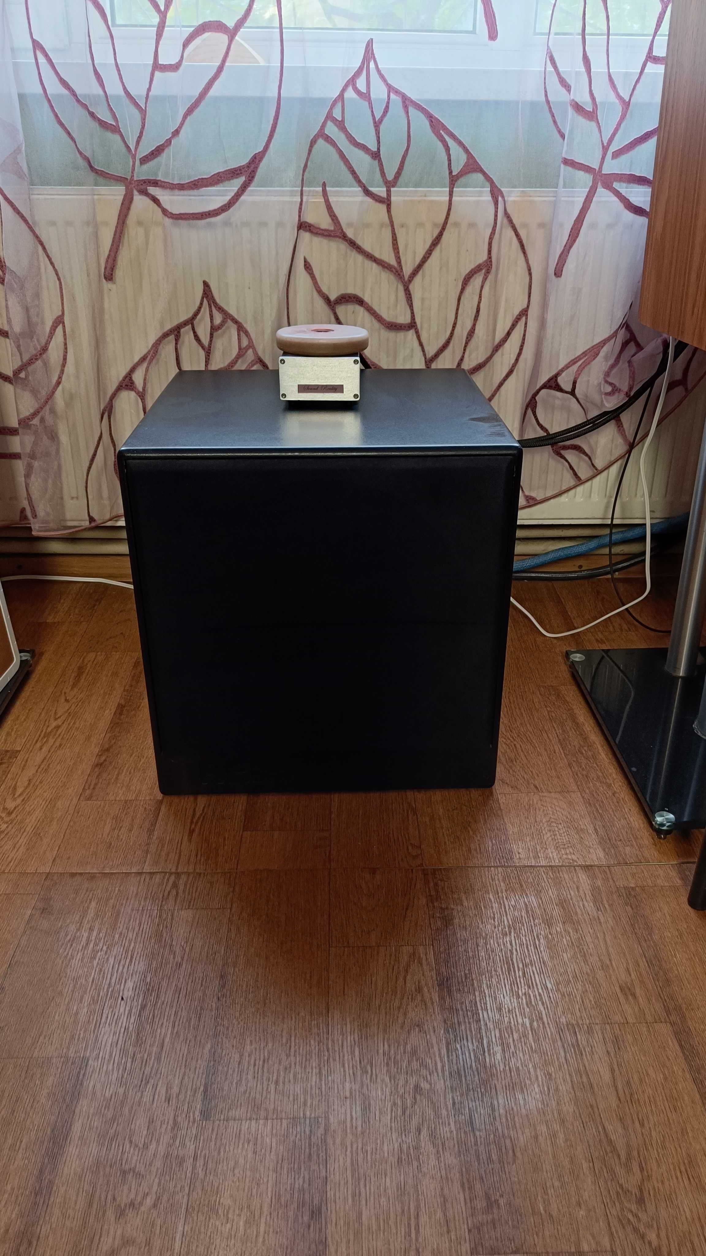 Сабвуфер REL Q100E