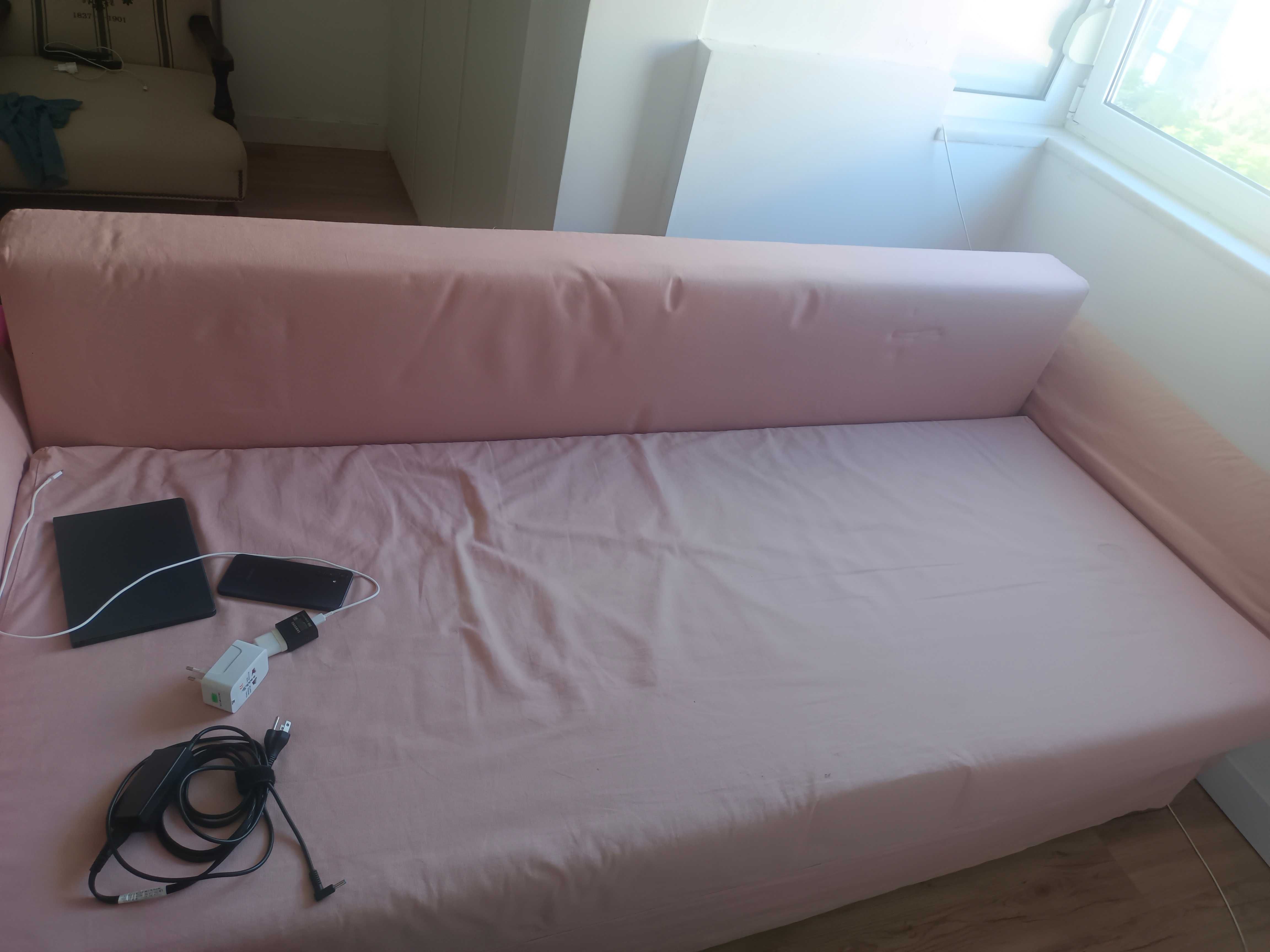Sofá cama doble color rosa de ikea con espacio para arrumación