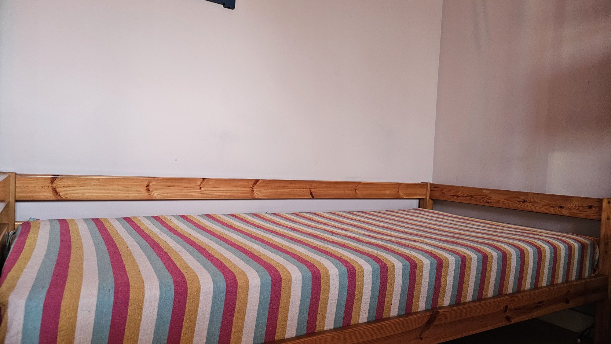 Cama Solteiro em pinho mel com colchão